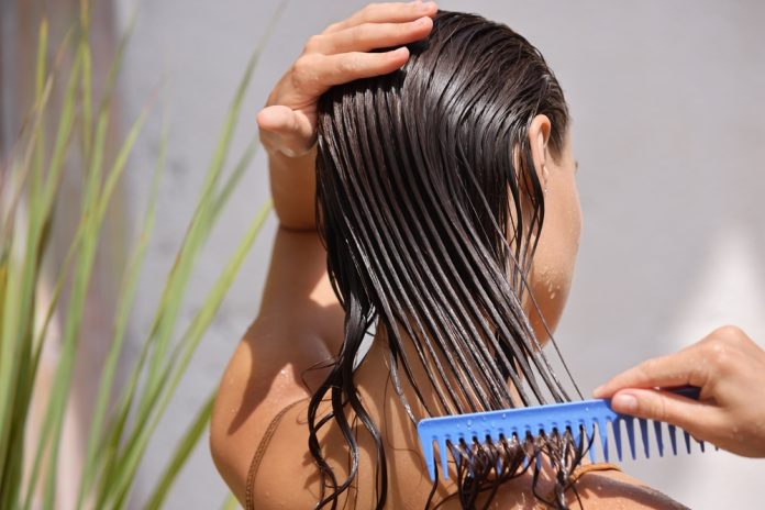 Τα καλύτερα tips για να διατηρήσετε τα μαλλιά σας υγιή και λαμπερά στη διάρκεια του χειμώνα